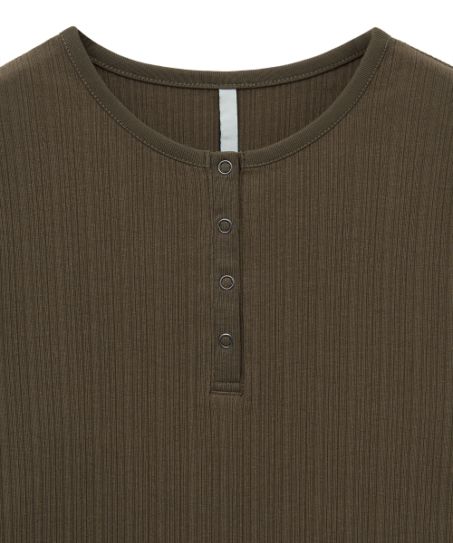 NOIRER FOR WOMAN(ノイアーフォーウーマン)の「ヘンリーネックロングスリーブTシャツ(ブラウン)(シャツ/ブラウス・レディース・その他・FREE)」の4枚目の写真