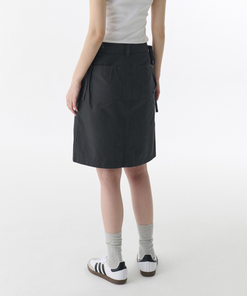 MUSINSA STANDARD WOMAN（ムシンサスタンダードウーマン）の「ウィメンズカーゴニーレングススカート[ダークグレー]（スカート・レディース・その他・LARGE/MEDIUM/X-SMALL/SMALL）」の2枚目の写真