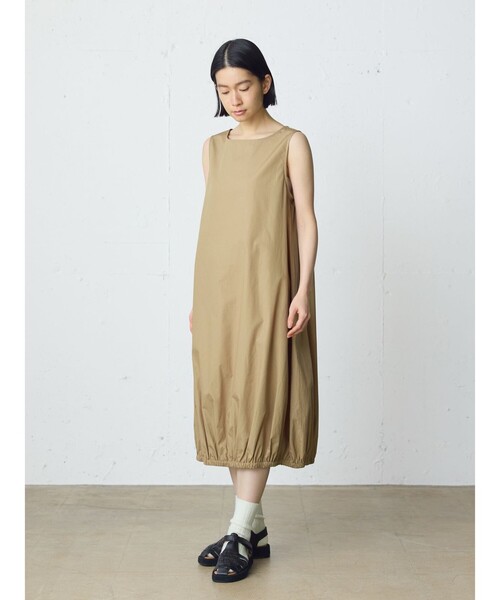 MidiUmi（ミディウミ）の「MidiUmi コクーンノースリーブワンピース（ワンピース・レディース・ブラック/ベージュ/チャコールグレー・FREE）」の8枚目の写真