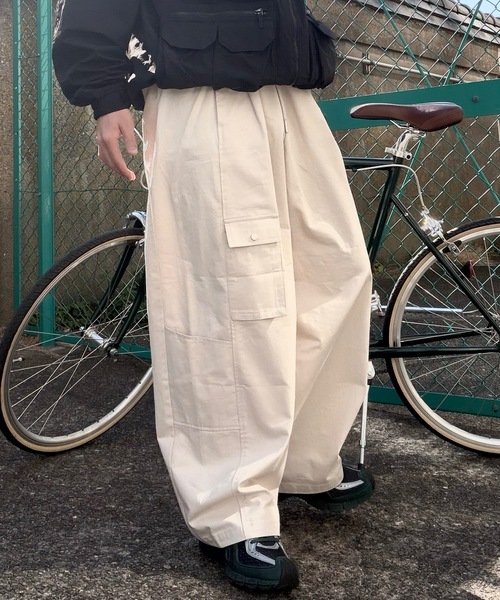 UNDERSTATEMENTs(アンダーステイトメント)の「【ユニセックス】ポケットデザインイージーバルーンパンツ/ウエストゴムルーズ(カーゴパンツ・メンズ・ブラック/アイボリー・LARGE/MEDIUM/SMALL)」の1枚目の写真