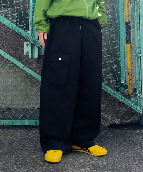 UNDERSTATEMENTs(アンダーステイトメント)の「【ユニセックス】ポケットデザインイージーバルーンパンツ/ウエストゴムルーズ(カーゴパンツ・メンズ・ブラック/アイボリー・LARGE/MEDIUM/SMALL)」の3枚目の写真