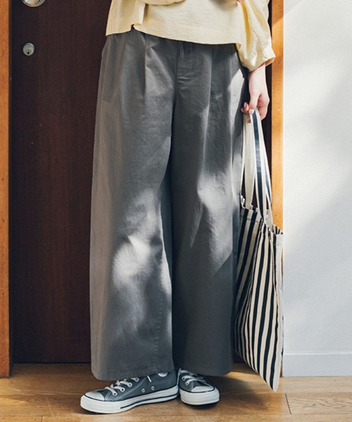 studio CLIP（スタディオクリップ）の「コットンサテンタックワイドパンツ[プチ・プラスサイズあり]（その他パンツ・レディース・グレー/カーキ/その他1・ﾌﾘｰ(L)/PF/LARGE/MEDIUM）」の2枚目の写真