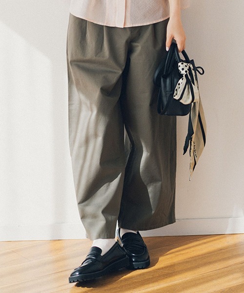 studio CLIP（スタディオクリップ）の「コットンサテンタックワイドパンツ[プチ・プラスサイズあり]（その他パンツ・レディース・グレー/カーキ/その他1・ﾌﾘｰ(L)/PF/LARGE/MEDIUM）」の3枚目の写真