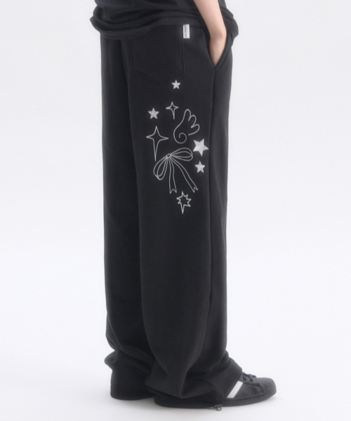 ambler(エムブラー)の「Angel And Ribbon刺繍ピンタック2-WayワイドトレーニングスウェットパンツAP1002(ブラック)(スウェットパンツ・レディース・その他・SMALL/MEDIUM/LARGE)」の1枚目の写真