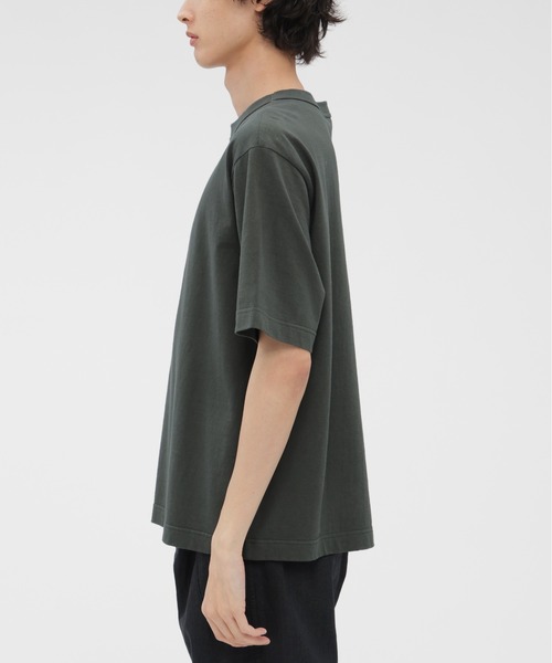 MHL.（エムエイチエル）の「RAW SLUB COTTON JERSEY（Tシャツ/カットソー・メンズ・ダークグリーン/ホワイト・MEDIUM/LARGE）」の6枚目の写真