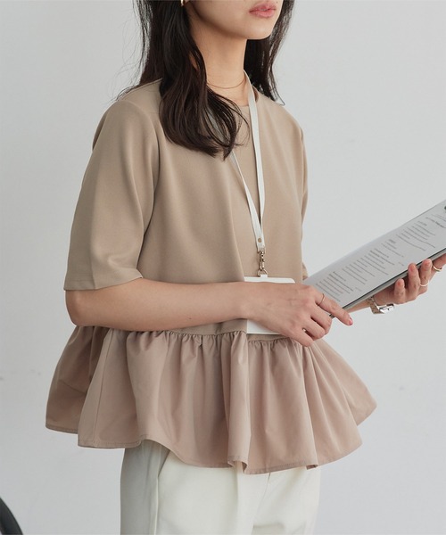 KOBE LETTUCE（コウベレタス）の「[ オフィスカジュアル ] シワになりにくいストレッチペプラムブラウス（シャツ/ブラウス・レディース・グレイッシュベージュ/ブラック/オフホワイト/アイボリー/ブルー・M）」の12枚目の写真
