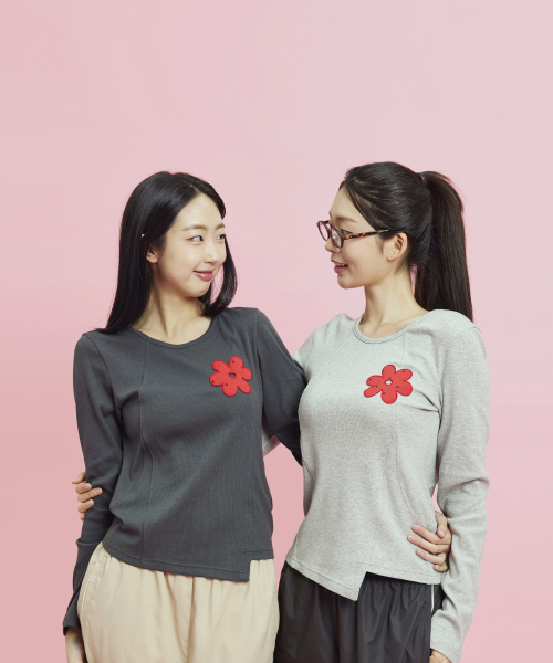 OWURA（オウラ）の「アンバランススラッシュアップリケロングスリーブ_チャコールグレー（Tシャツ/カットソー・レディース・その他・FREE）」の6枚目の写真