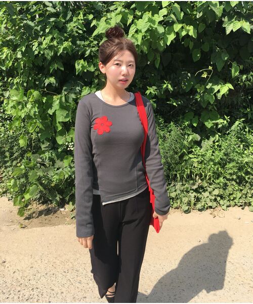 OWURA（オウラ）の「アンバランススラッシュアップリケロングスリーブ_チャコールグレー（Tシャツ/カットソー・レディース・その他・FREE）」の2枚目の写真