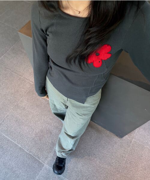 OWURA（オウラ）の「アンバランススラッシュアップリケロングスリーブ_チャコールグレー（Tシャツ/カットソー・レディース・その他・FREE）」の5枚目の写真