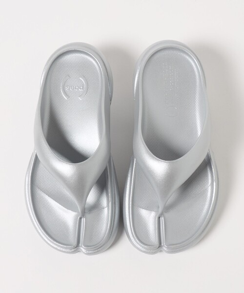 PAES(ペイズ)の「<PAES>NEW FLIP FLOP サンダル/シルバーカラー(サンダル・レディース・シルバー・23cm/24cm)」の2枚目の写真