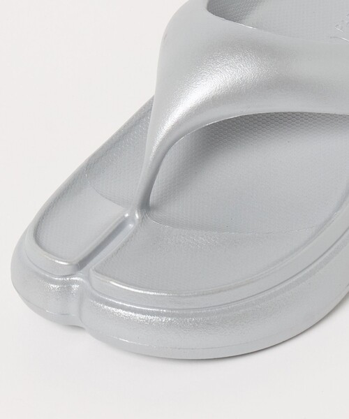 PAES(ペイズ)の「<PAES>NEW FLIP FLOP サンダル/シルバーカラー(サンダル・レディース・シルバー・23cm/24cm)」の7枚目の写真