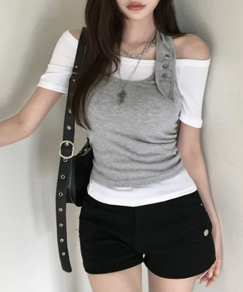 VIVID LADY(ビビッドレディー)の「ボタンホルターネックトップxオフショルダートップ 半袖アンサンブル(アンサンブル・レディース・ブラック系1/グレー/ブラック系2/ワイン/カーキ・FREE)」の6枚目の写真