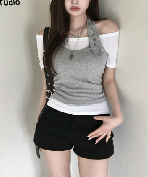 VIVID LADY(ビビッドレディー)の「ボタンホルターネックトップxオフショルダートップ 半袖アンサンブル(アンサンブル・レディース・ブラック系1/グレー/ブラック系2/ワイン/カーキ・FREE)」の7枚目の写真