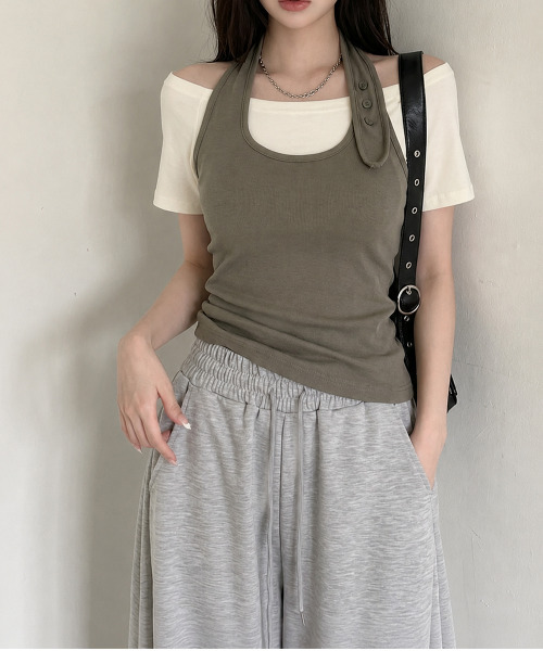 VIVID LADY(ビビッドレディー)の「ボタンホルターネックトップxオフショルダートップ 半袖アンサンブル(アンサンブル・レディース・ブラック系1/グレー/ブラック系2/ワイン/カーキ・FREE)」の19枚目の写真