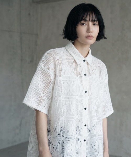 STYLE DELI(スタイルデリ)の「【BLK001】クロシェレースハーフスリーブシャツ(シャツ/ブラウス・レディース・オフホワイト/ブラック・FREE)」の2枚目の写真