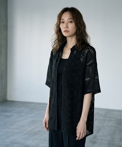 STYLE DELI(スタイルデリ)の「【BLK001】クロシェレースハーフスリーブシャツ(シャツ/ブラウス・レディース・オフホワイト/ブラック・FREE)」の1枚目の写真