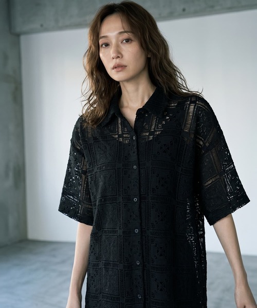 STYLE DELI(スタイルデリ)の「【BLK001】クロシェレースハーフスリーブシャツ(シャツ/ブラウス・レディース・オフホワイト/ブラック・FREE)」の22枚目の写真