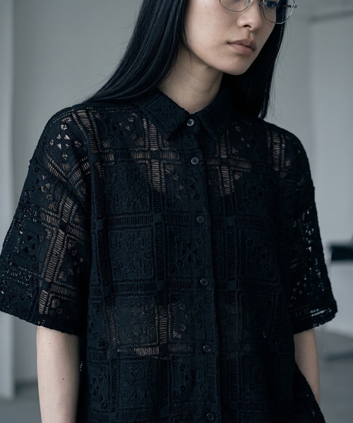 STYLE DELI(スタイルデリ)の「【BLK001】クロシェレースハーフスリーブシャツ(シャツ/ブラウス・レディース・オフホワイト/ブラック・FREE)」の7枚目の写真