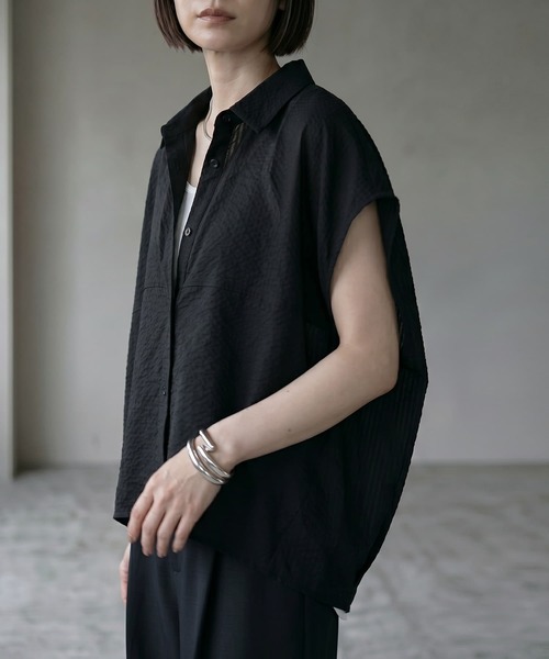 STYLE DELI(スタイルデリ)の「【BLK001】シアーサッカーランタンノースリシャツ(シャツ/ブラウス・レディース・ブラック・FREE)」の9枚目の写真