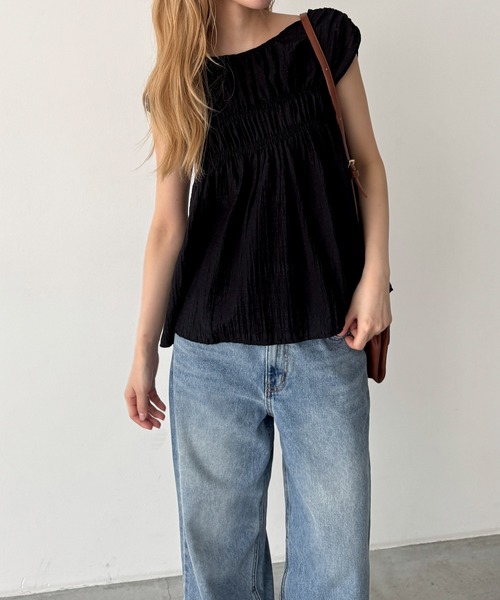 CANAL JEAN(キャナルジーン)の「HARING 2WAYシャーリングブラウス(シャツ/ブラウス・レディース・ブラック/ホワイト・ONE SIZE)」の2枚目の写真