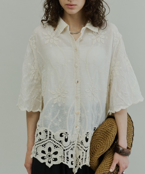 Plumel(プルメル)の「Half Sleeve Scallop Lace Shirt / ハーフスリーブスカラップレースシャツ(シャツ/ブラウス・レディース・オフホワイト/ベージュ・MEDIUM)」の2枚目の写真