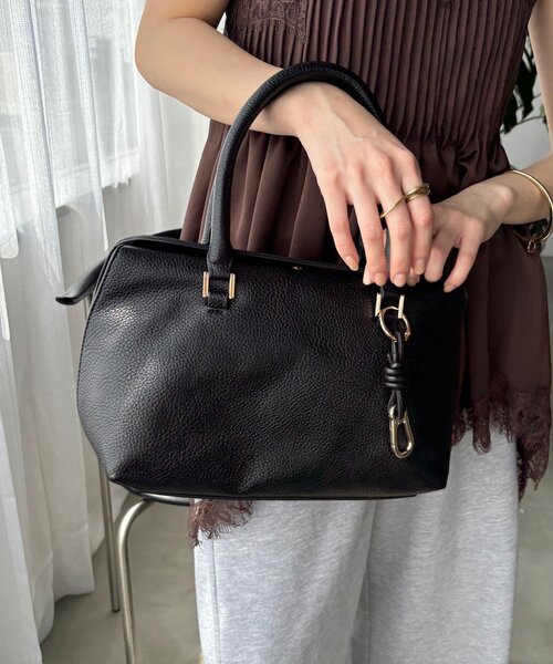 DouDou(ドゥドゥ)の「チャーム付フラップボストンバッグ(ショルダーバッグ・レディース・ベージュ/ブラック/ベージュ系その他・FREE)」の4枚目の写真