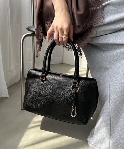 DouDou(ドゥドゥ)の「チャーム付フラップボストンバッグ(ショルダーバッグ・レディース・ベージュ/ブラック/ベージュ系その他・FREE)」の5枚目の写真