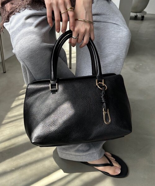 DouDou(ドゥドゥ)の「チャーム付フラップボストンバッグ(ショルダーバッグ・レディース・ベージュ/ブラック/ベージュ系その他・FREE)」の6枚目の写真