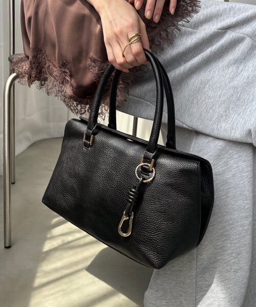 DouDou(ドゥドゥ)の「チャーム付フラップボストンバッグ(ショルダーバッグ・レディース・ベージュ/ブラック/ベージュ系その他・FREE)」の8枚目の写真