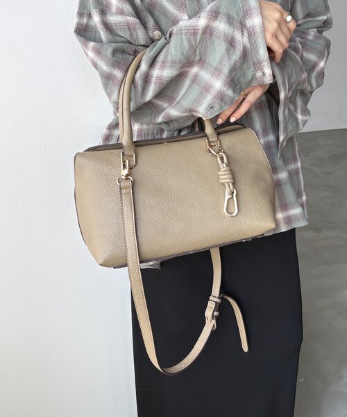 DouDou(ドゥドゥ)の「チャーム付フラップボストンバッグ(ショルダーバッグ・レディース・ベージュ/ブラック/ベージュ系その他・FREE)」の17枚目の写真
