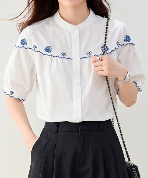 AMAJI(アマジ)の「エンブロイダリー ルーズ 半袖シャツ(シャツ/ブラウス・レディース・ホワイト/ネイビー・SMALL/MEDIUM/LARGE/X-LARGE)」の2枚目の写真