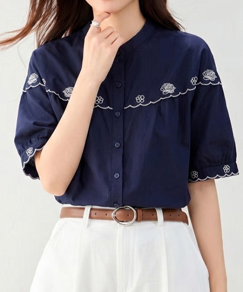 AMAJI(アマジ)の「エンブロイダリー ルーズ 半袖シャツ(シャツ/ブラウス・レディース・ホワイト/ネイビー・SMALL/MEDIUM/LARGE/X-LARGE)」の4枚目の写真