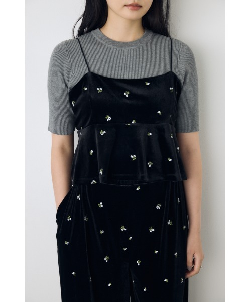 AZUL by moussy（アズールバイマウジー）の「【セットアップ対応】ベロア刺繍キャミソール（キャミソール・レディース・ブラック系その他/ブラウン系その他・FREE）」の4枚目の写真