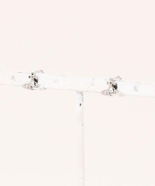 Vivienne Westwood（ヴィヴィアンウエストウッド）の「LORELEI STUD EARRINGS（イヤリング・レディース・ブラック/シルバー・FREE）」の2枚目の写真