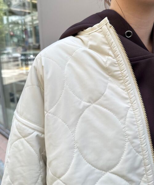 le.coeur blanc(ルクールブラン)の「《WEB限定》リバーシブルキルティングブルゾン(ブルゾン・レディース・アイボリー/ブラック/チャコールグレー・38)」の5枚目の写真