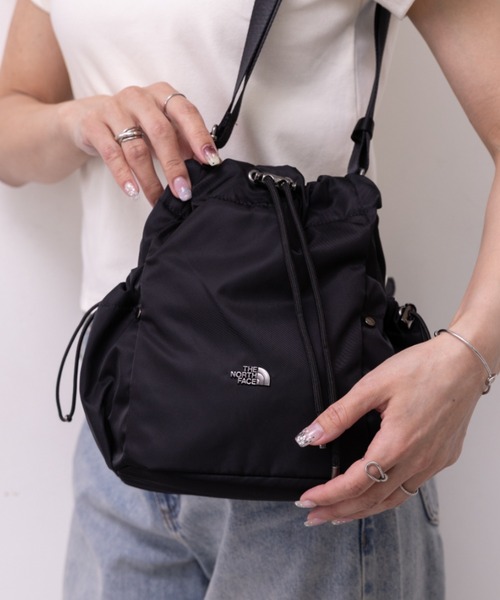 THE NORTH FACE（ザノースフェイス）の「THE NORTH FACE(ザ・ノースフェイス)/軽量 巾着バッグ バケットバッグ ミニショルダーバッグ/BONNEY BUCKET BAG MINI（ショルダーバッグ・レディース・ブラック/クリーム・FREE）」の2枚目の写真
