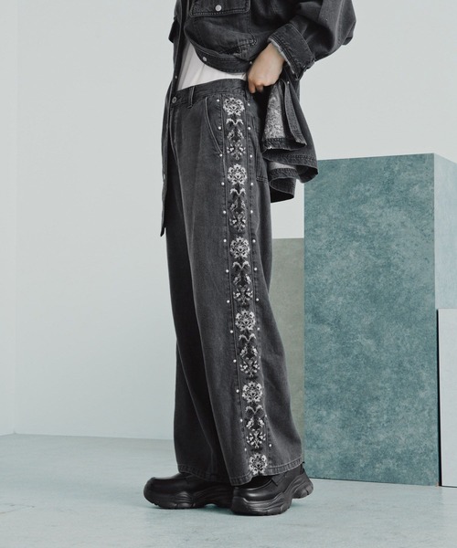 LEPSIM(レプシィム)の「刺繍デニムパンツ 879120(デニムパンツ・レディース・ブラック/ブルー・MEDIUM/LARGE)」の4枚目の写真