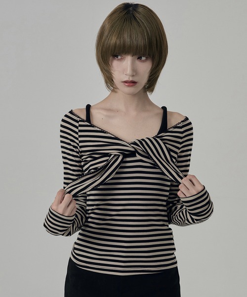 SOI.KUROI(ソイクロイ)の「twist ribbon strap wide v neck top / ツイストリボンストラップ付きワイドVネックトップス(Tシャツ/カットソー・レディース・グレー/ベージュ・FREE)」の2枚目の写真