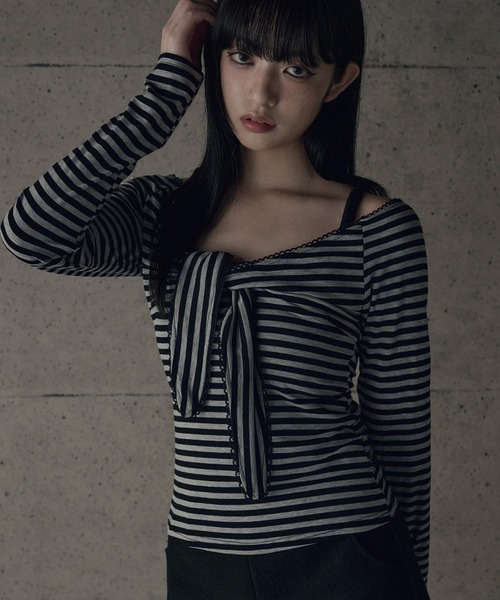 SOI.KUROI(ソイクロイ)の「twist ribbon strap wide v neck top / ツイストリボンストラップ付きワイドVネックトップス(Tシャツ/カットソー・レディース・グレー/ベージュ・FREE)」の1枚目の写真