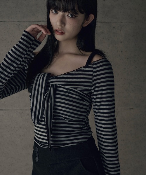 SOI.KUROI(ソイクロイ)の「twist ribbon strap wide v neck top / ツイストリボンストラップ付きワイドVネックトップス(Tシャツ/カットソー・レディース・グレー/ベージュ・FREE)」の3枚目の写真