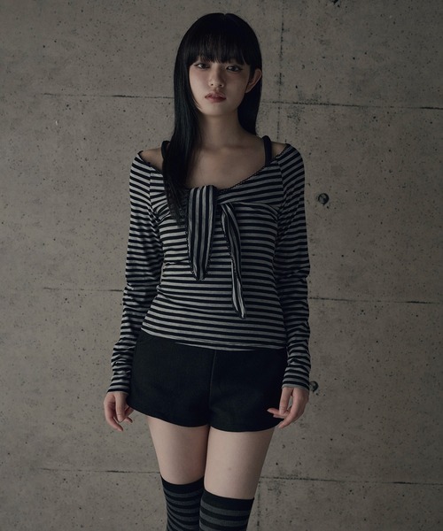 SOI.KUROI(ソイクロイ)の「twist ribbon strap wide v neck top / ツイストリボンストラップ付きワイドVネックトップス(Tシャツ/カットソー・レディース・グレー/ベージュ・FREE)」の4枚目の写真