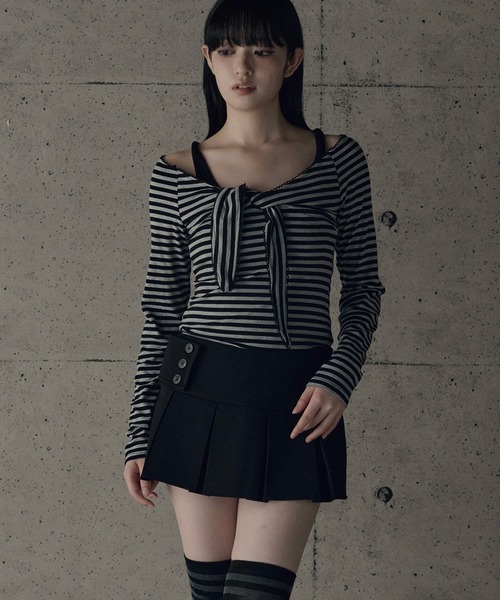 SOI.KUROI(ソイクロイ)の「twist ribbon strap wide v neck top / ツイストリボンストラップ付きワイドVネックトップス(Tシャツ/カットソー・レディース・グレー/ベージュ・FREE)」の5枚目の写真