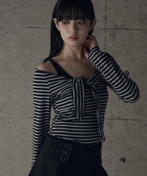 SOI.KUROI(ソイクロイ)の「twist ribbon strap wide v neck top / ツイストリボンストラップ付きワイドVネックトップス(Tシャツ/カットソー・レディース・グレー/ベージュ・FREE)」の7枚目の写真