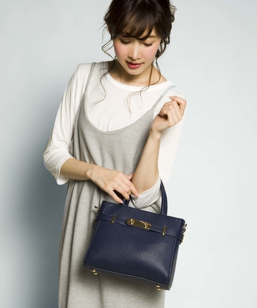 PLAIN CLOTHING(プレーンクロージング)の「フロントメタルハンドバッグ/ショルダーバッグ【PLAIN CLOTHING】(ショルダーバッグ・レディース・ベージュ/ネイビー/レッド/キャメル/グレー/ブラック・FREE)」の5枚目の写真