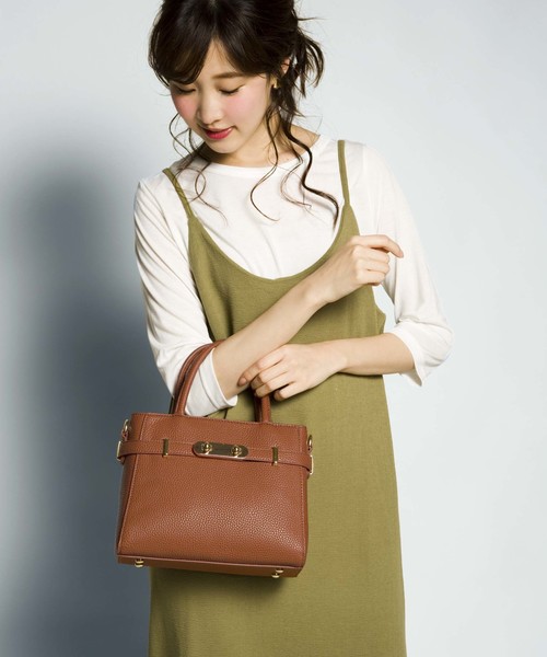 PLAIN CLOTHING(プレーンクロージング)の「フロントメタルハンドバッグ/ショルダーバッグ【PLAIN CLOTHING】(ショルダーバッグ・レディース・ベージュ/ネイビー/レッド/キャメル/グレー/ブラック・FREE)」の1枚目の写真