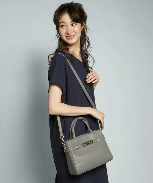 PLAIN CLOTHING(プレーンクロージング)の「フロントメタルハンドバッグ/ショルダーバッグ【PLAIN CLOTHING】(ショルダーバッグ・レディース・ベージュ/ネイビー/レッド/キャメル/グレー/ブラック・FREE)」の3枚目の写真