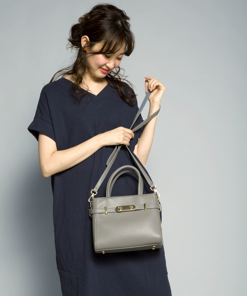 PLAIN CLOTHING(プレーンクロージング)の「フロントメタルハンドバッグ/ショルダーバッグ【PLAIN CLOTHING】(ショルダーバッグ・レディース・ベージュ/ネイビー/レッド/キャメル/グレー/ブラック・FREE)」の21枚目の写真