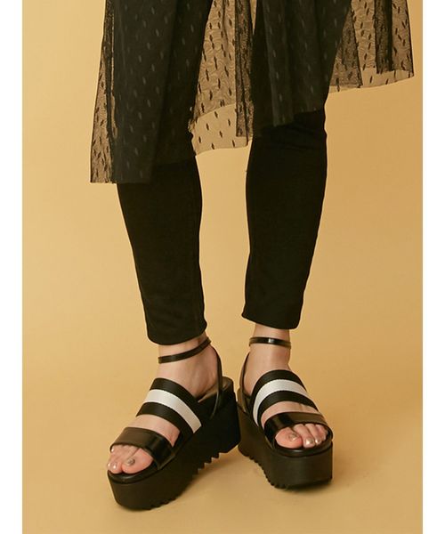 MURUA（ムルーア）の「ラインテープサンダル（サンダル・レディース・ホワイト/ブラック/ブルー・35/36/37）」の4枚目の写真