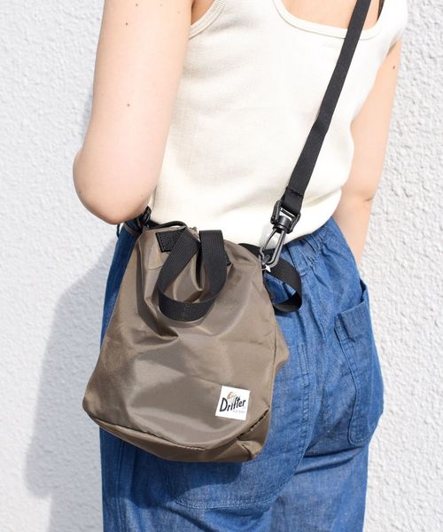 Drifter（ドリフター）の「Drifter:ドローストリングポーチ◇（ショルダーバッグ・レディース・ブラック/ベージュ/パープル/グリーン/キャメル/ブラウン/オリーブ・ONE SIZE）」の2枚目の写真