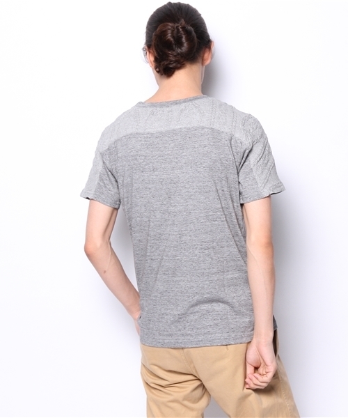 KATHARINE HAMNETT LONDON （キャサリンハムネットロンドン）の「BACK YOKE CABLE / バックヨークケーブルＴシャツ（Tシャツ/カットソー・メンズ・グレー/チャコールグレー/ブルー・MEDIUM/AL/LARGE）」の9枚目の写真